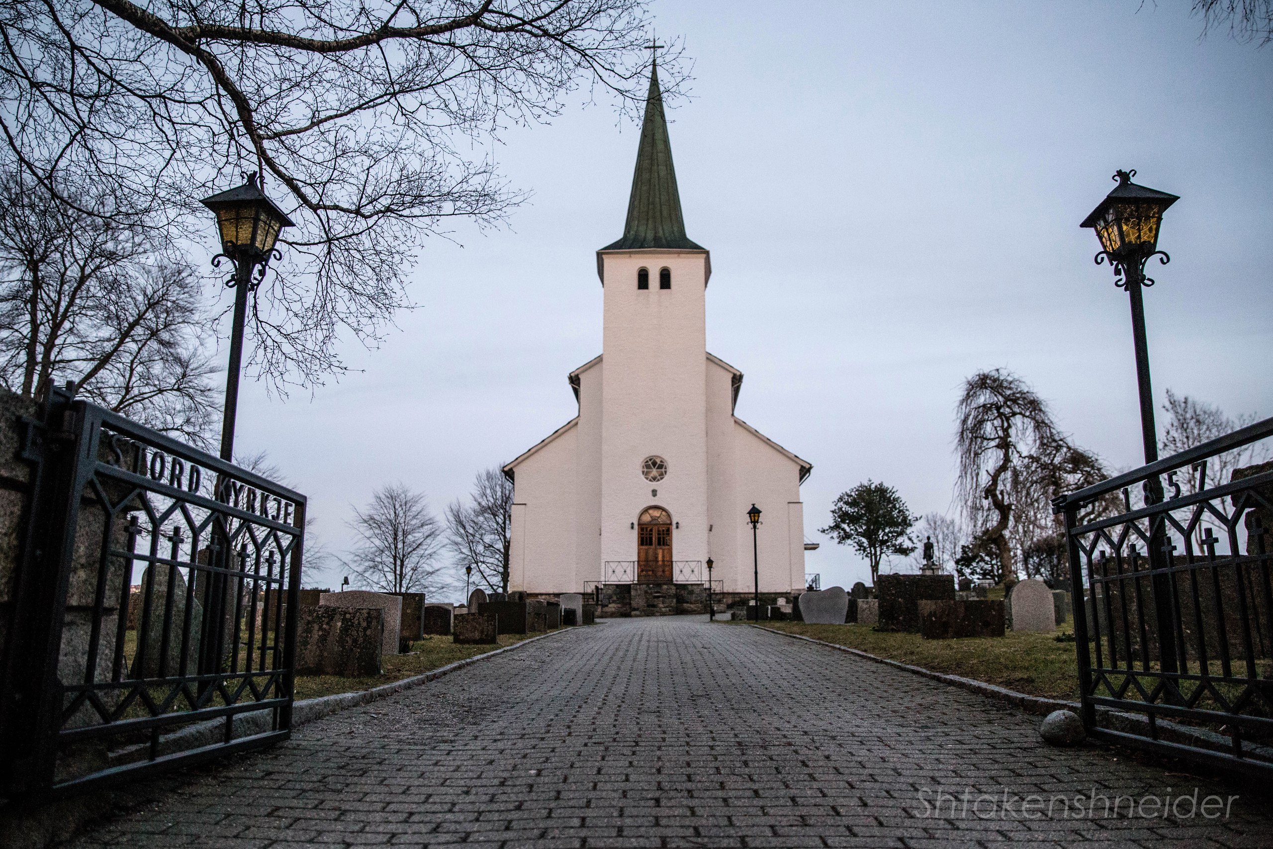 Stord Kyrkje и прилегающее кладбище в Лейрвике, Норвегия. Stord Kyrkje и прилегающее кладбище в Лейрвике, Норвегия.