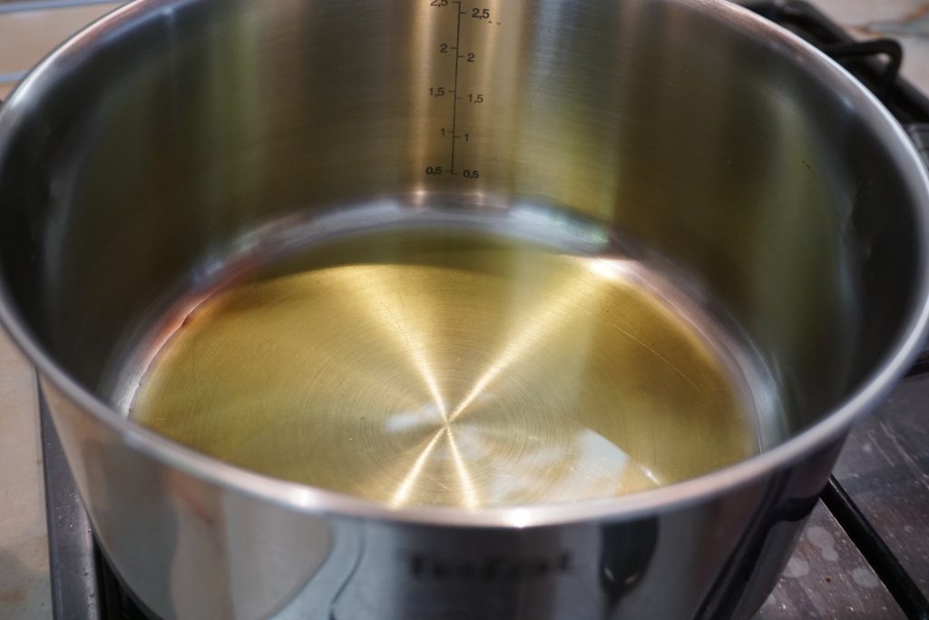 Рецепт венгерского гуляша с фото: наливаем масло на дно кастрюли