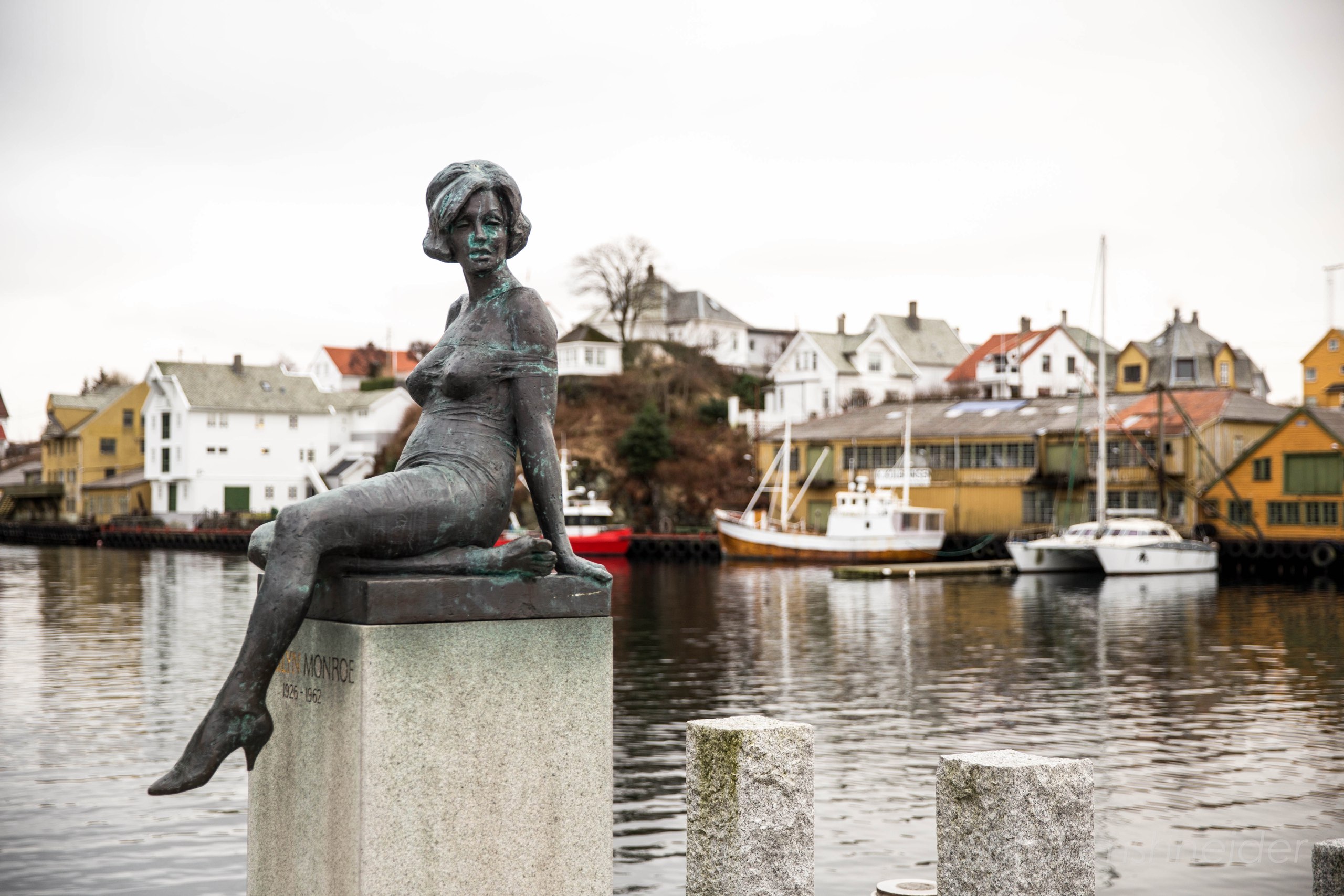 Памятник Мэрилин Монро в Хёугесунне, Норвегия.