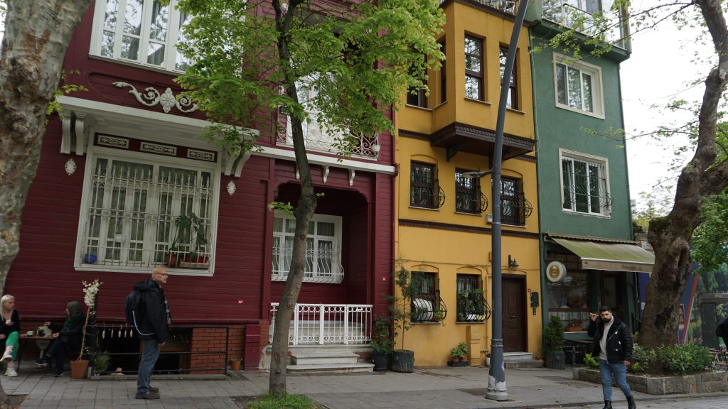 Колоритные домики в районе Кузгунджук, Стамбул. 